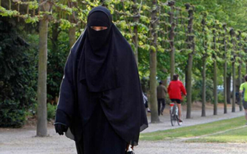 Таліби заборонили жінкам працювати в ТЦ і наказали закрити салони краси