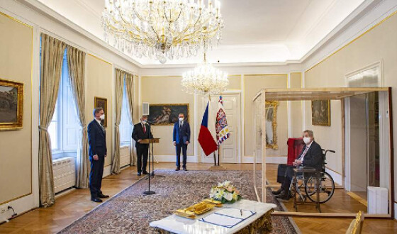 На церемонії призначення нового прем&#8217;єра Чехії Земан сидів у скляному кубі