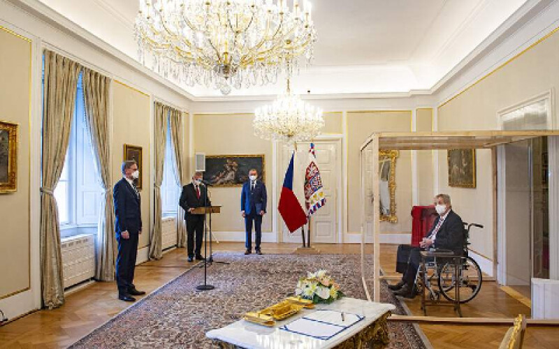 На церемонії призначення нового прем&#8217;єра Чехії Земан сидів у скляному кубі