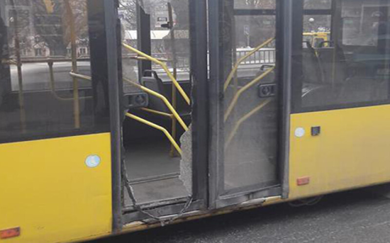 В киевском троллейбусе на ходу лопнуло стекло. Фотофакт