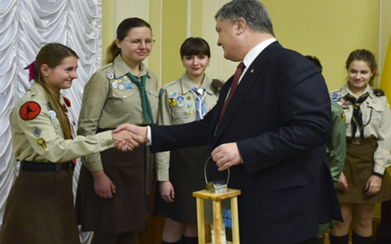 Пластуны передали Президенту Украины Вифлеемский огонь мира
