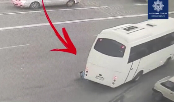 Опубліковано відео потрапляння жінки під автобус в Борисполі
