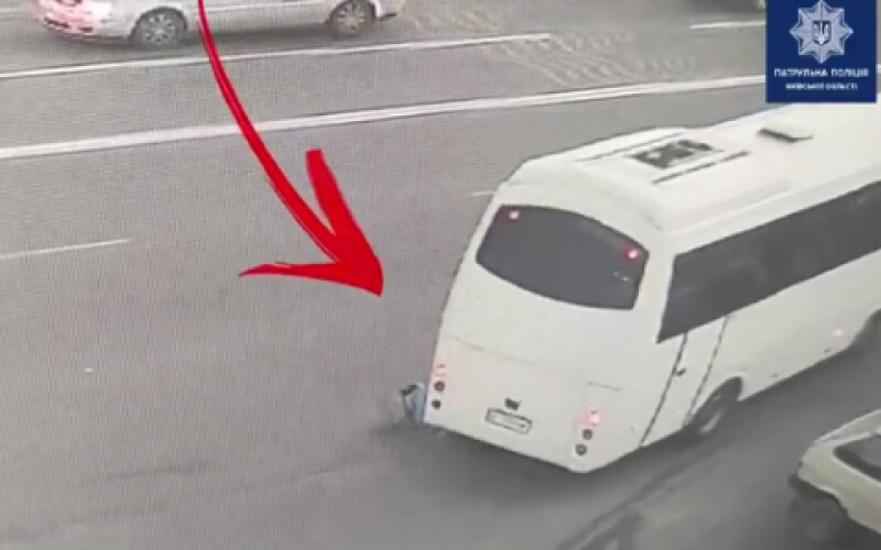 Опубліковано відео потрапляння жінки під автобус в Борисполі