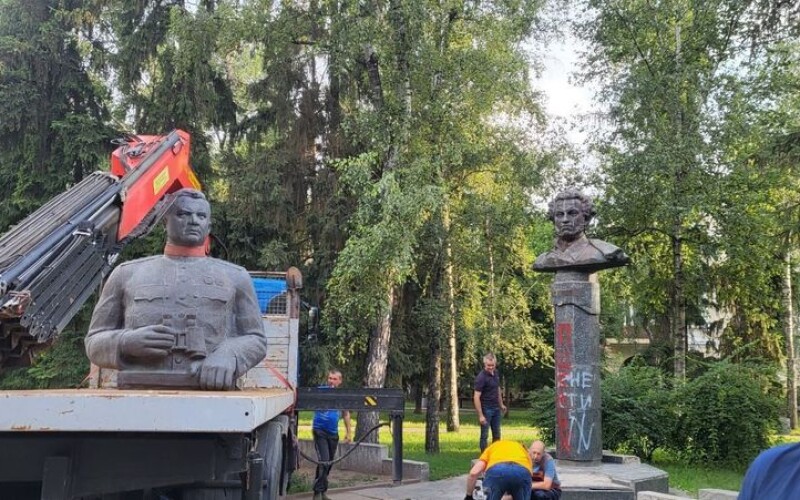 У Полтаві демонтували пам&#8217;ятники Ватутіну та Пушкіну
