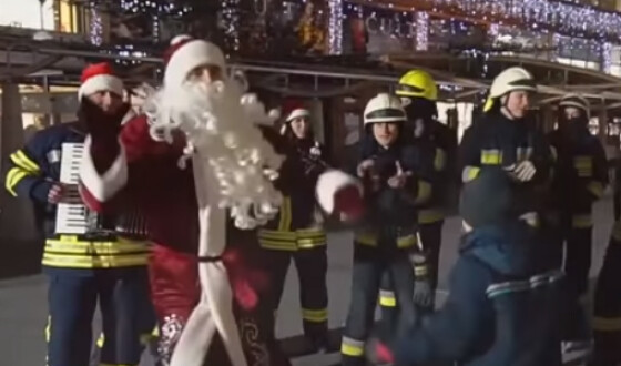 Украинские спасатели снялись в новогоднем видео. Видео