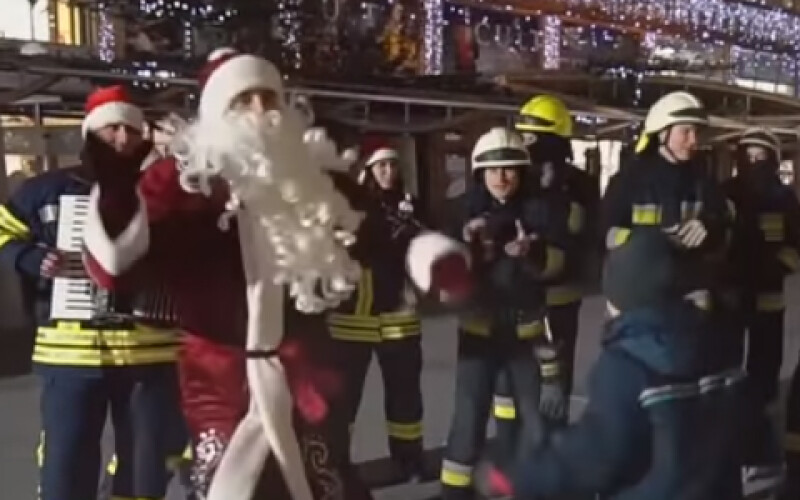 Украинские спасатели снялись в новогоднем видео. Видео