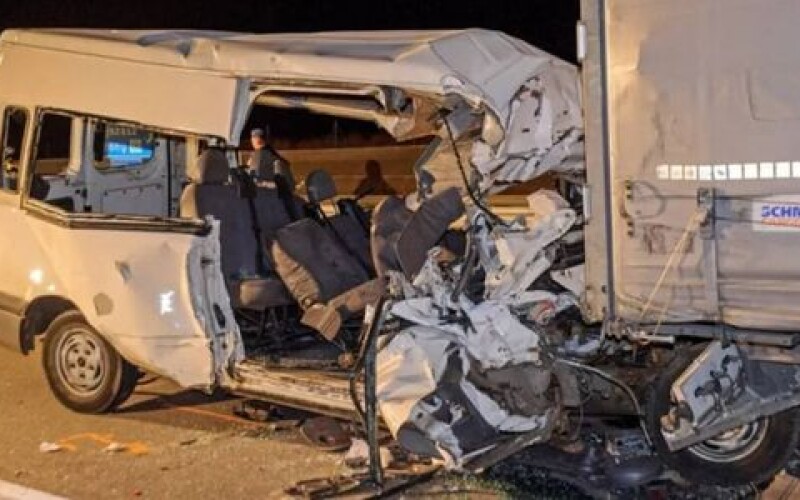 В Угорщині мікроавтобус на великій швидкості зіткнувся з вантажівкою: загинули українці