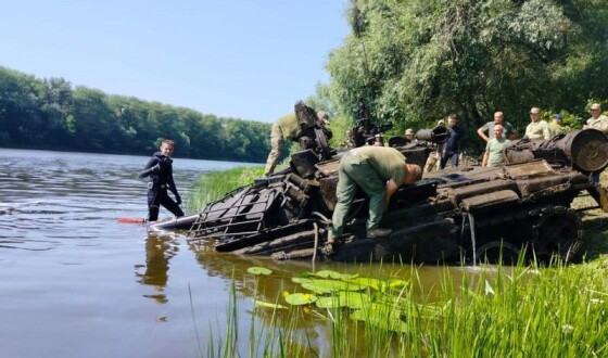 ЗСУ дістали з Десни затоплений російський танк