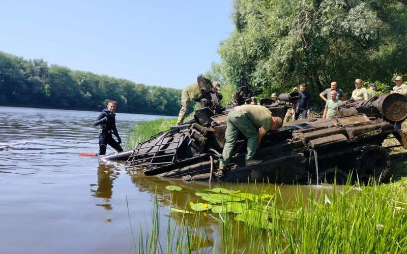 ЗСУ дістали з Десни затоплений російський танк