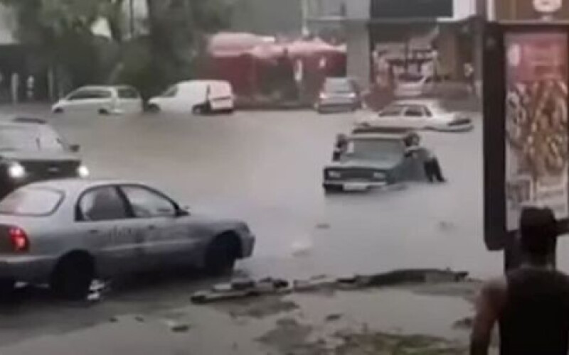В анексованому Криму сильна злива затопила всі вулиці Симферополя