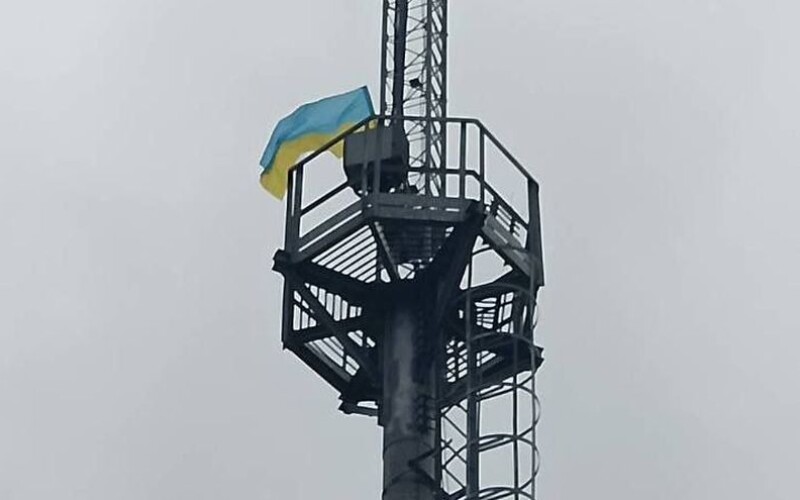 На Донеччині воїни ЗСУ підняли український стяг над селищем Діброва