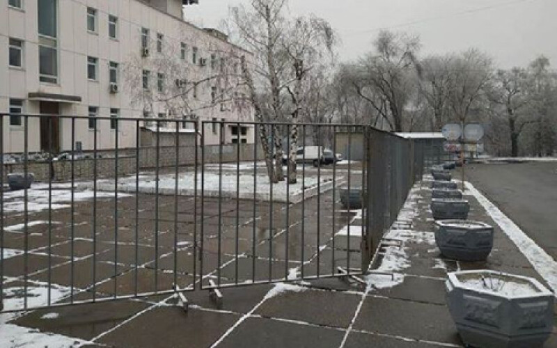 У Запоріжжі місце, де виступлять російські артисти, обнесли парканом