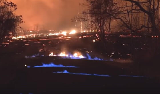 Земля на Гавайях начала гореть синим пламенем. Видео