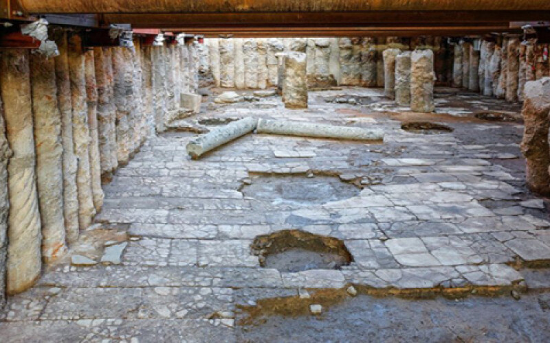 Ученые изучают подземный город с колоннами в Греции