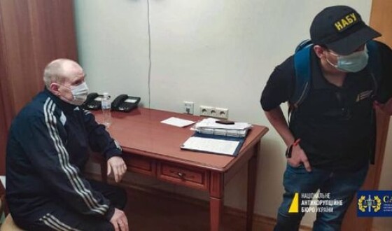 У лікарні «Феофанія» детективи НАБУ затримали екс-суддю Миколу Чауса