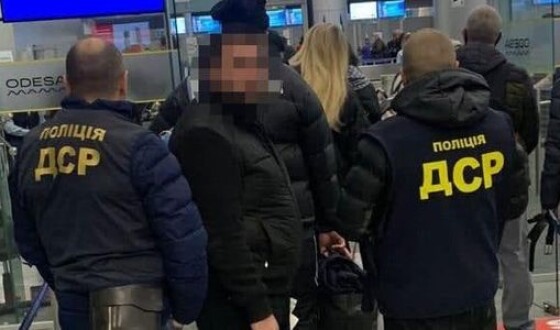 Одеські правоохоронці депортували кримінального авторитету зі списку РНБО