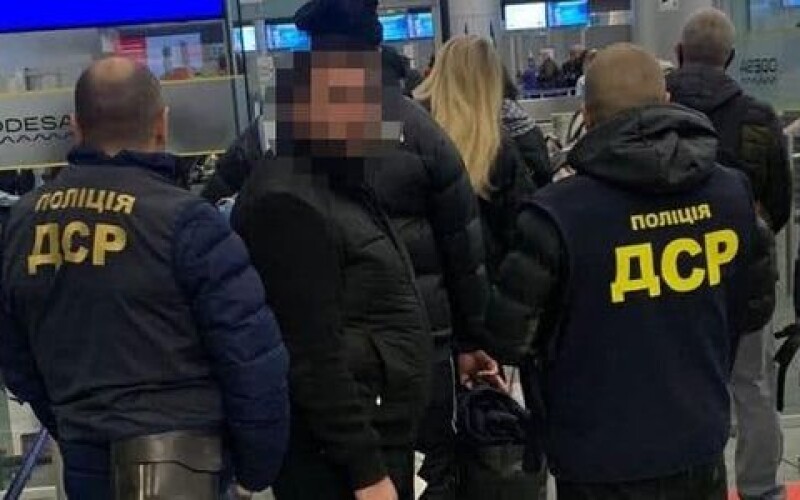 Одеські правоохоронці депортували кримінального авторитету зі списку РНБО