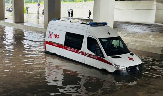 Через сильні зливи вулиці москви пішли під воду