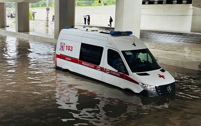 Через сильні зливи вулиці москви пішли під воду
