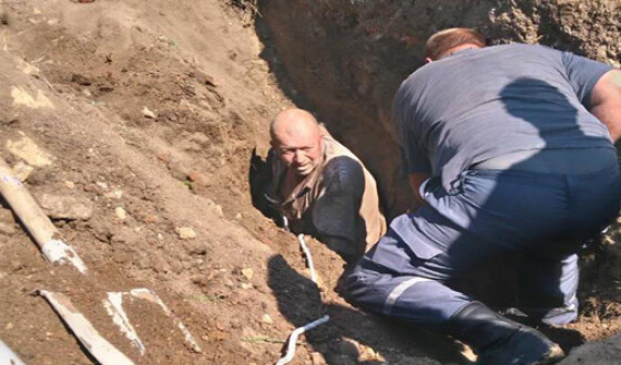 Под Харьковом спасли рабочего, которого засыпало землей