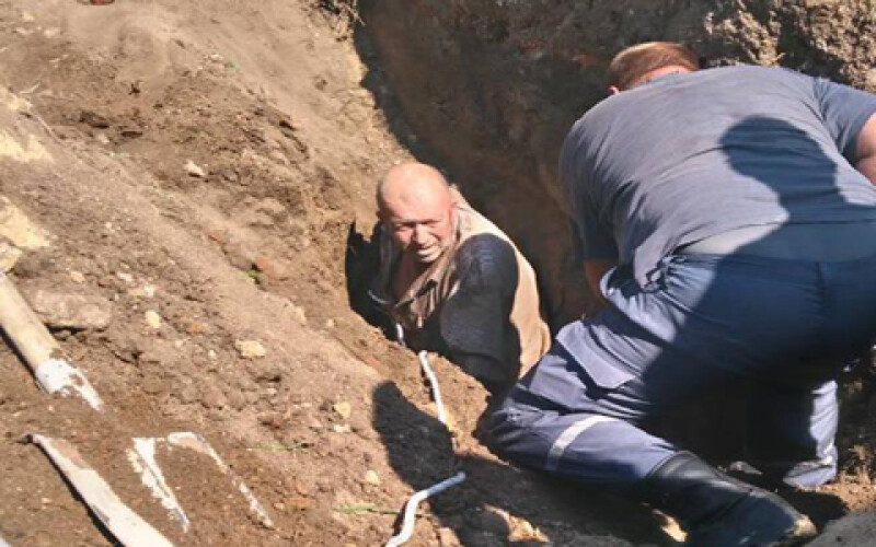Под Харьковом спасли рабочего, которого засыпало землей