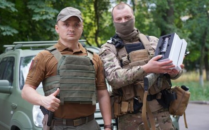 На Донеччині для бійців ЗСУ передали тепловізор та планшети для коригування вогню