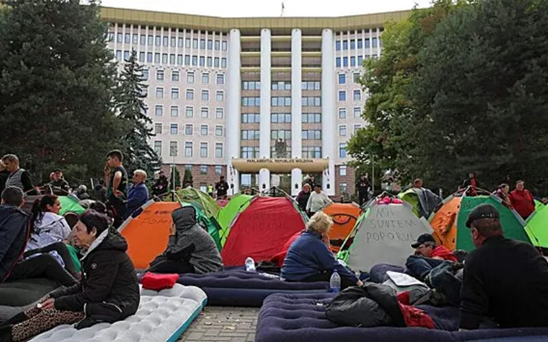 Поліція у Кишиневі забрала матраци та намети у протестувальників