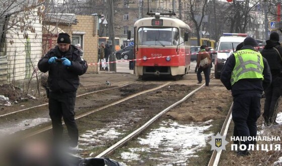 У Києві на трамвайних коліях вбили чоловіка