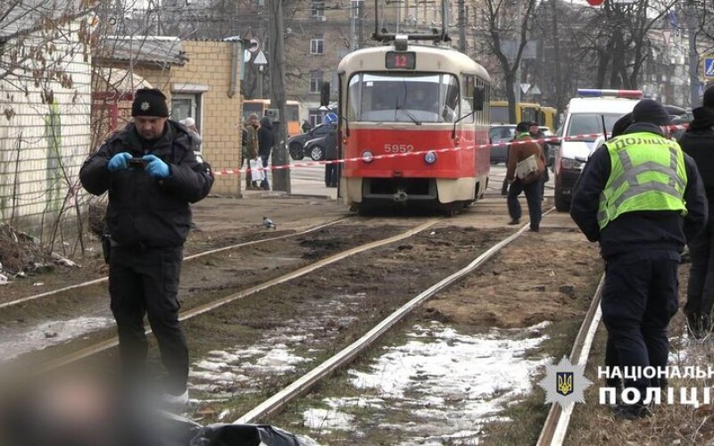 У Києві на трамвайних коліях вбили чоловіка