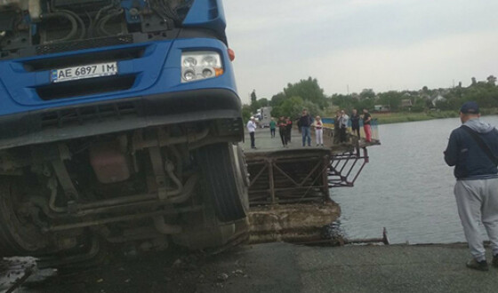 В Днепропетровской области рухнул мост вместе с фурой. Фото