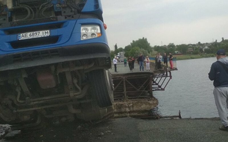 В Днепропетровской области рухнул мост вместе с фурой. Фото