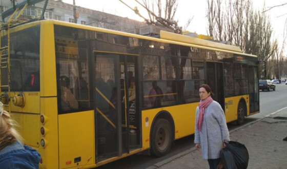 У Києві чоловік жбурнув пляшку з бензином у вікно пасажирського тролейбуса
