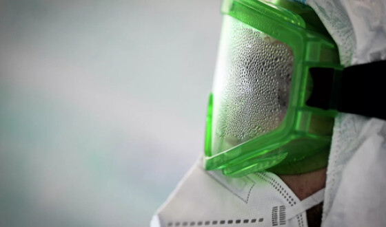 Вчені створили маску від COVID-19, яку одягають тільки на ніс