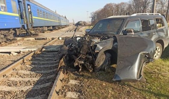 На Харківщині на залізничному переїзді потяг зіткнувся з автомобілем: водій у лікарні