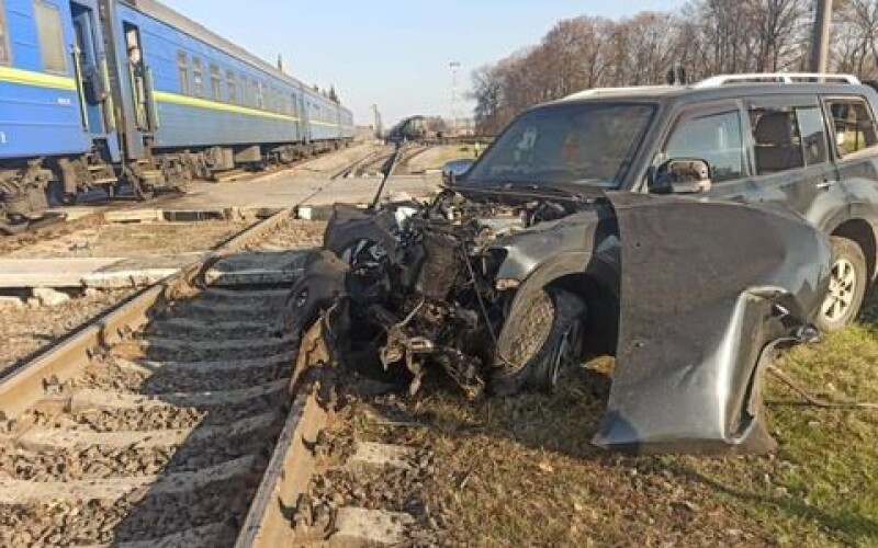 На Харківщині на залізничному переїзді потяг зіткнувся з автомобілем: водій у лікарні
