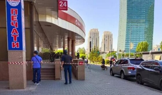 У Казахстані озброєний чоловік захопив заручників у банку