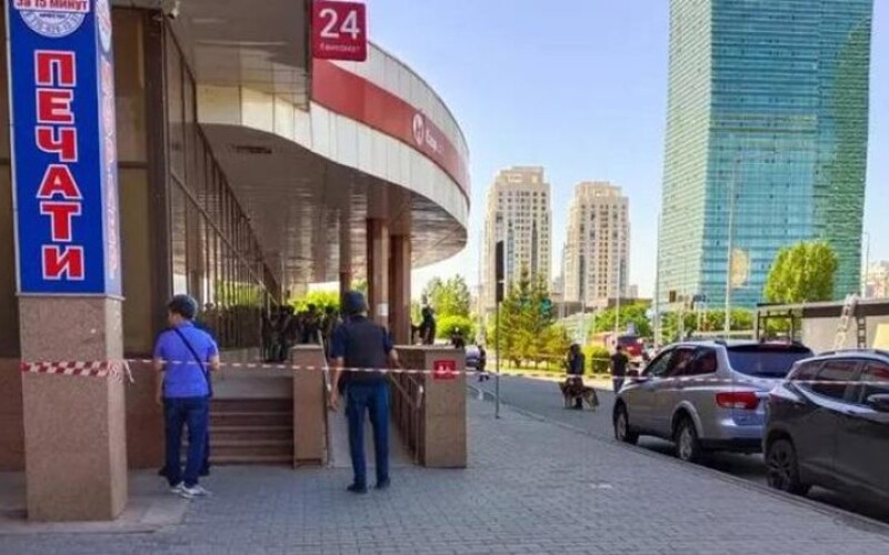 У Казахстані озброєний чоловік захопив заручників у банку