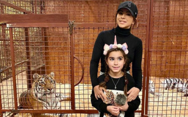 Відома співачка опублікувала нове фото з донькою в зоопарку