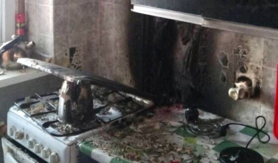 У Чернівцях пенсіонерка підігріла електрочайник на газовій плиті: квартира вигоріла вщент