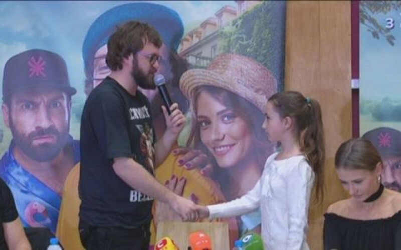 Украинский певец поддержал школьницу, над которой поиздевались в Харькове