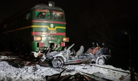 На Прикарпатті пасажирський потяг розчавив авто: є загиблі