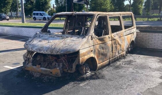 У Києві зловмисники підпалили евакуаційний автомобіль медслужби 3-ї штурмової