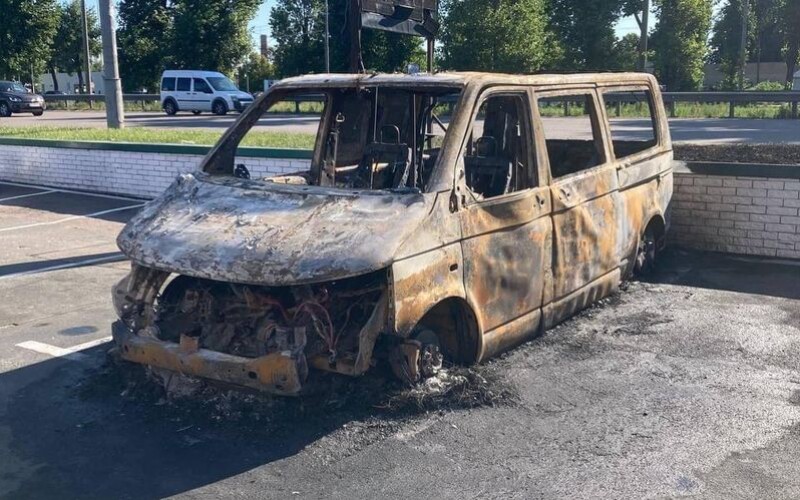 У Києві зловмисники підпалили евакуаційний автомобіль медслужби 3-ї штурмової