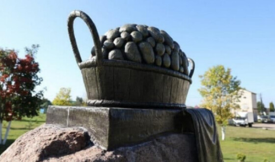 Невдалий пам&#8217;ятник картоплі відкрили в Білорусі. Фото