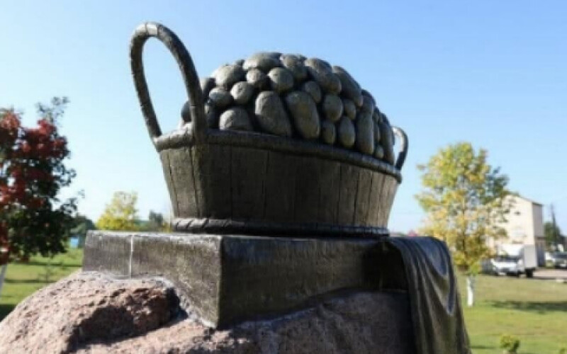 Невдалий пам&#8217;ятник картоплі відкрили в Білорусі. Фото