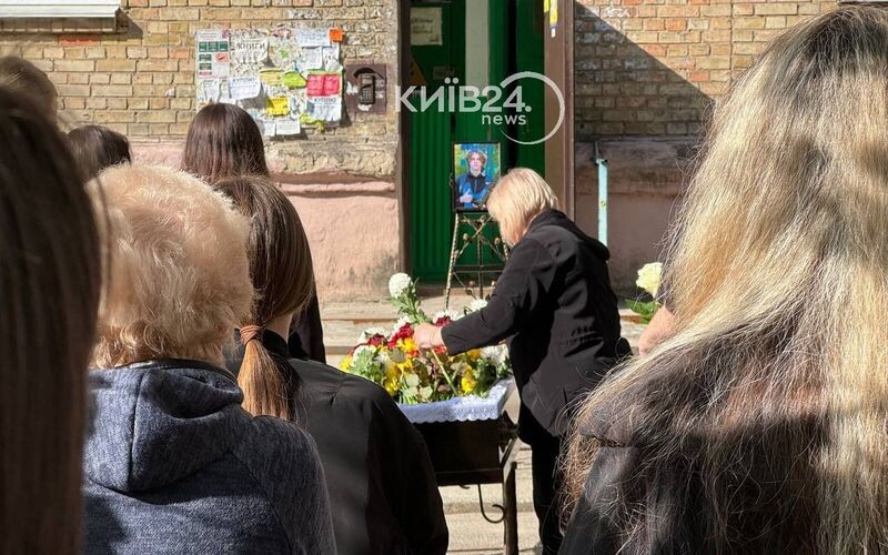 У Києві ховають хлопця, який загинув на станції фунікулера