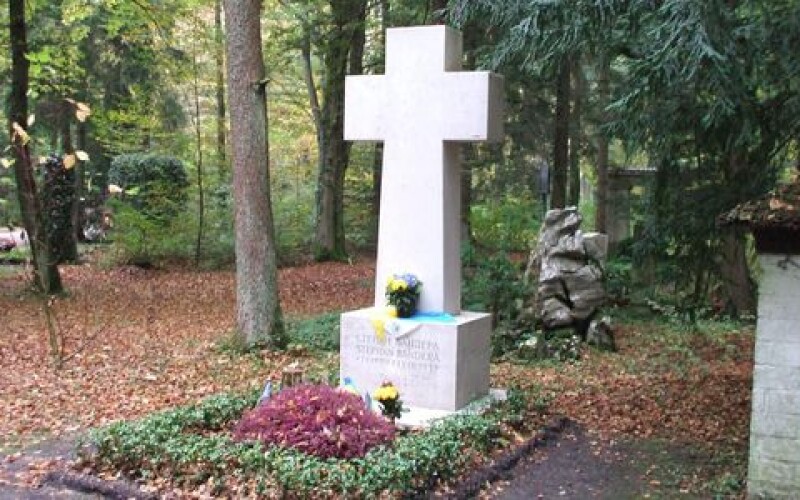 У Німеччині вандали знову осквернили могилу Степана Бандери