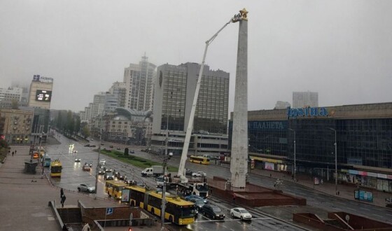 У Києві з обеліску Перемоги комунальники прибирають радянську зірку