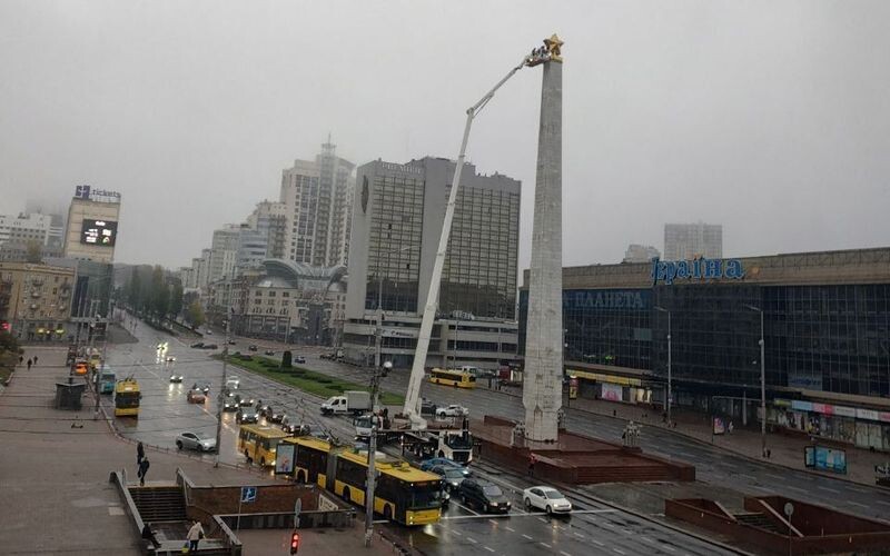 У Києві з обеліску Перемоги комунальники прибирають радянську зірку