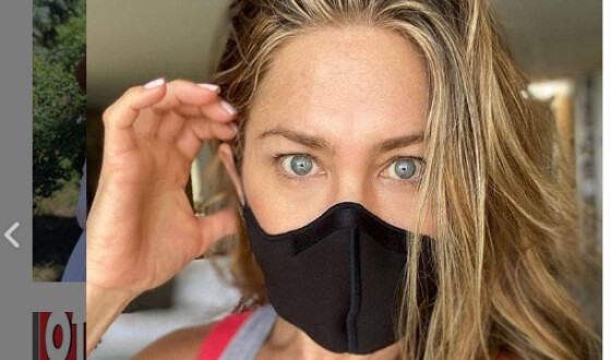 Дженніфер Еністон закликає всіх носити маски